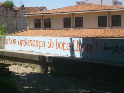 BRIGA contra a ordenan�a do botelhom em Ponte Vedra